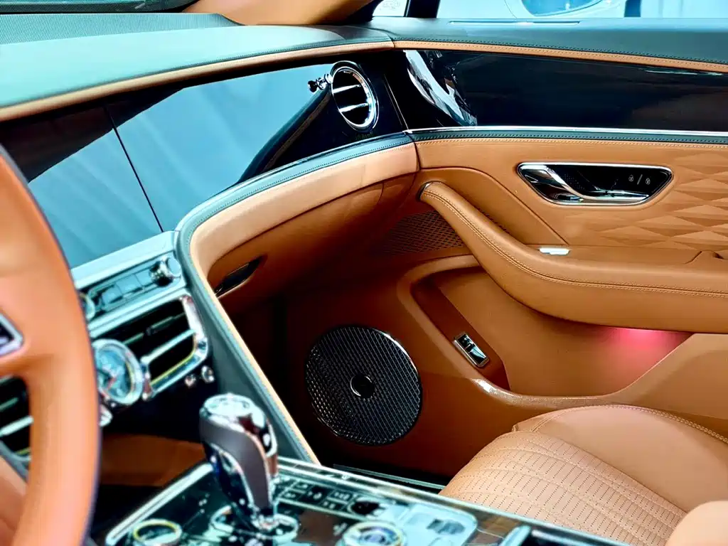 Bentley Flying Spur PHEV — фото 13