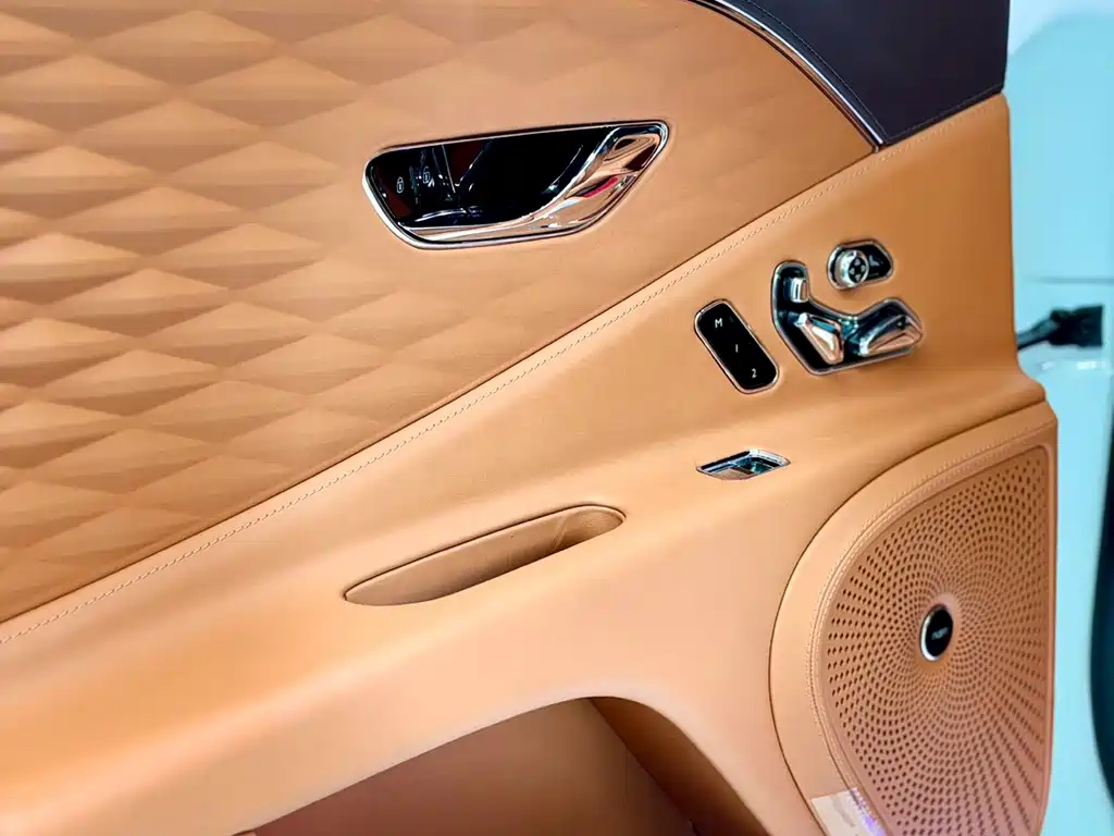 Bentley Flying Spur PHEV — фото 17