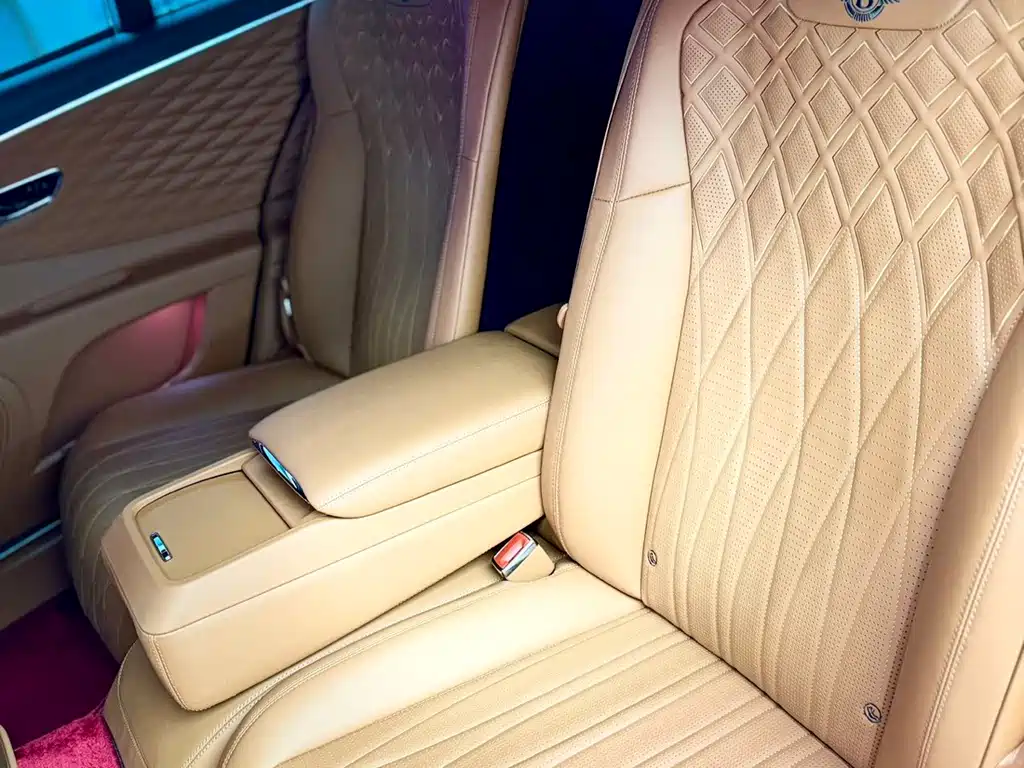 Bentley Flying Spur PHEV — фото 18