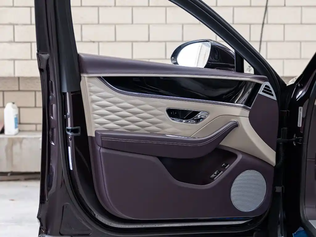 Bentley Flying Spur — фото 18