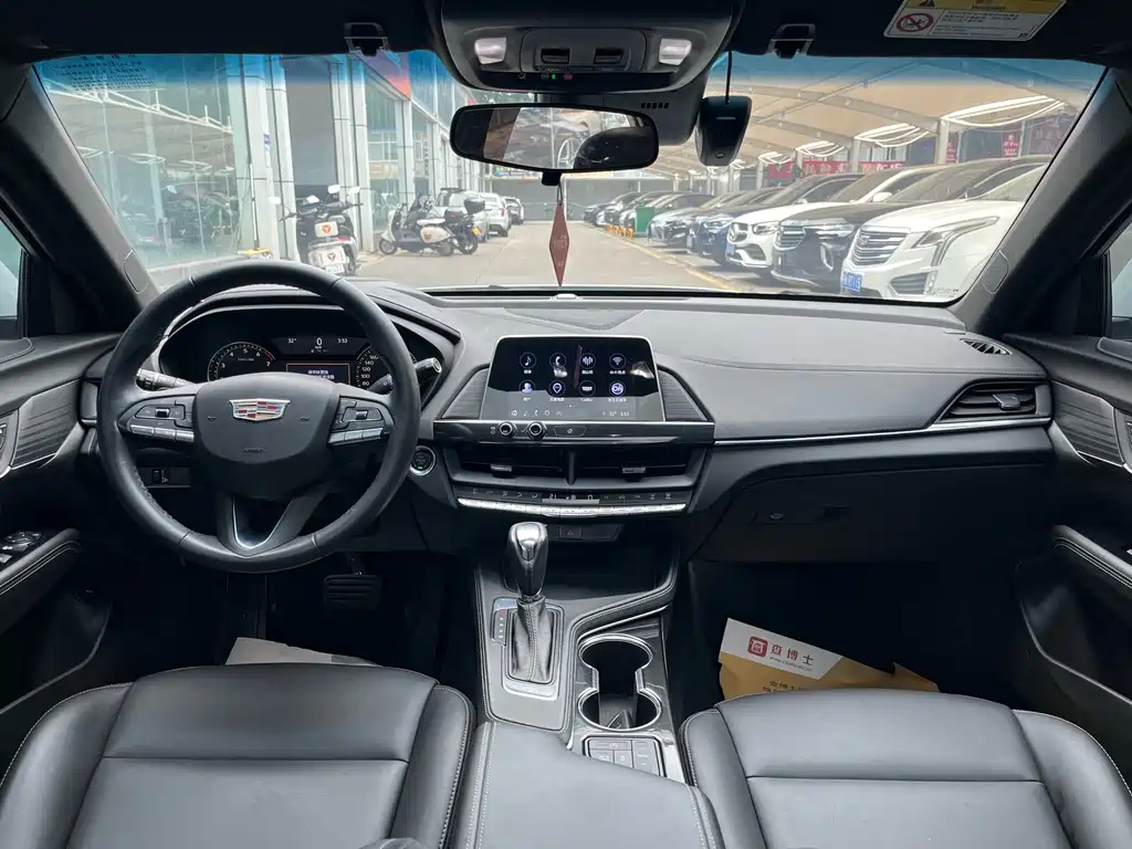 Cadillac CT4 — фото 7