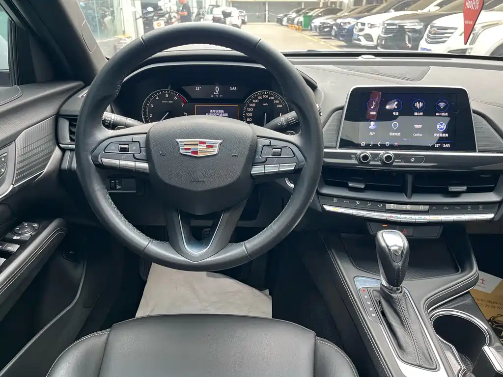 Cadillac CT4 — фото 8
