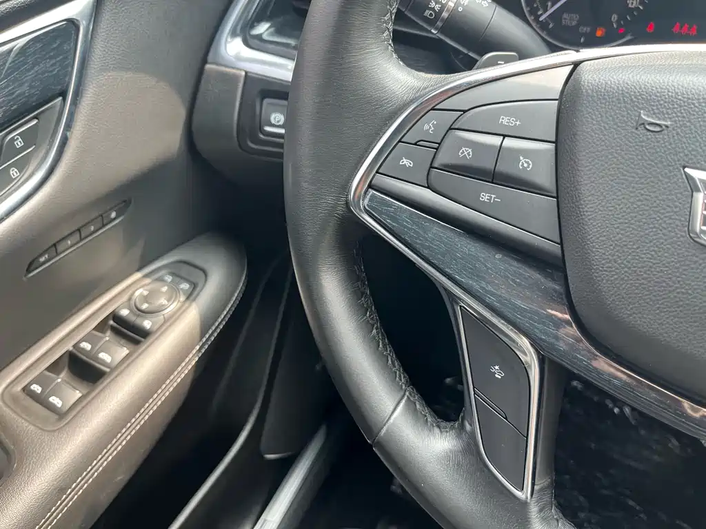 Cadillac XT5 — фото 33