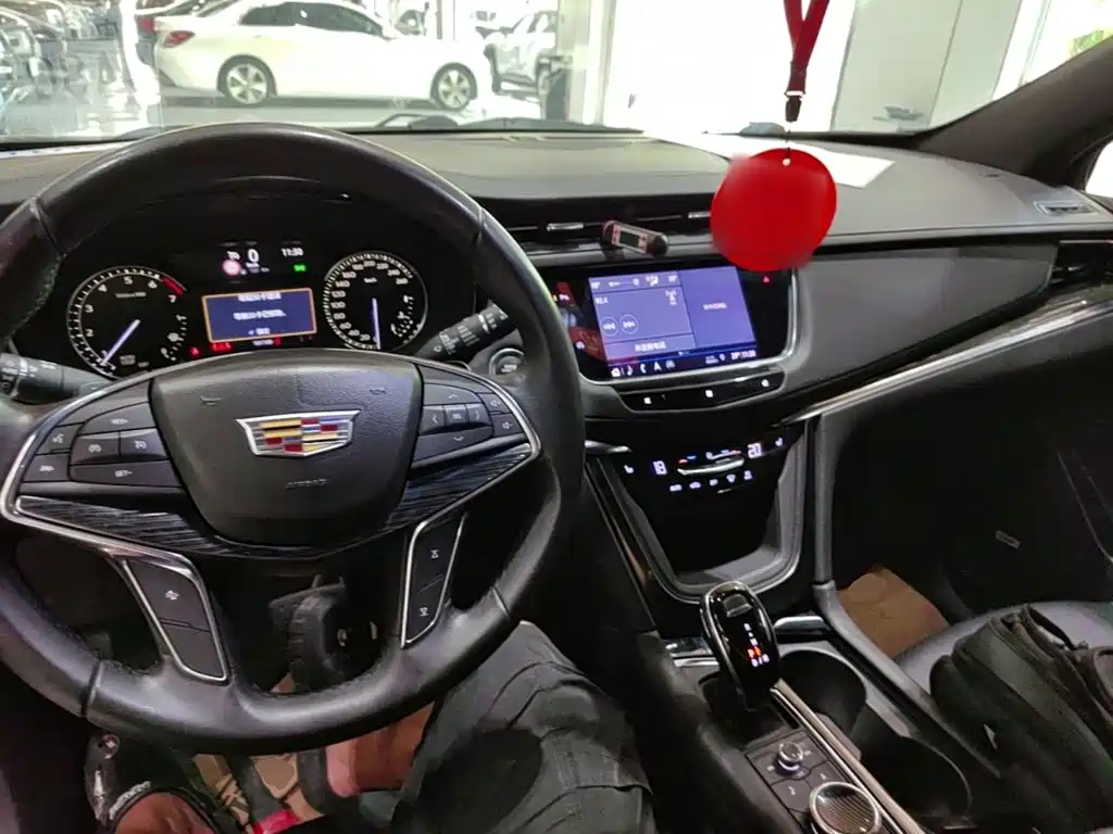 Cadillac XT5 — фото 10