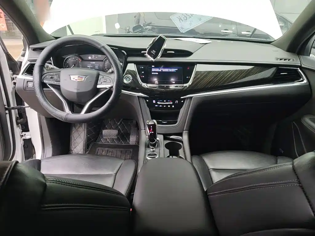 Cadillac XT6 — фото 10
