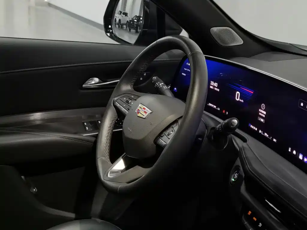 Cadillac XT4 — фото 22