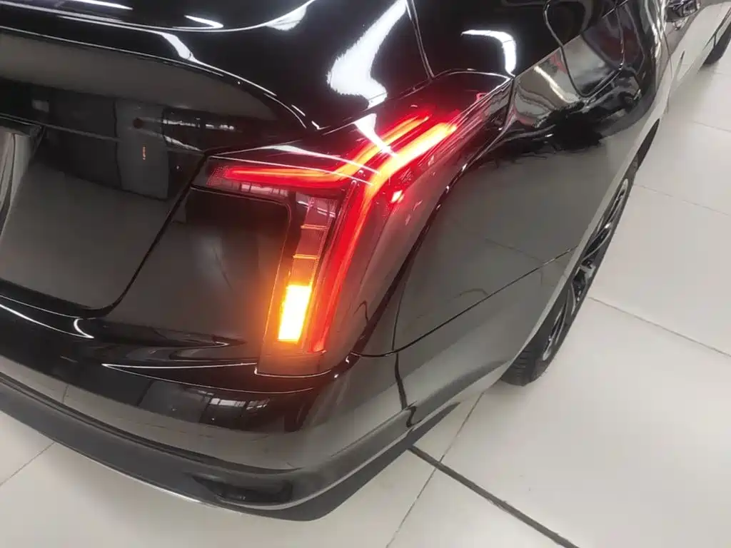 Cadillac CT5 — фото 8