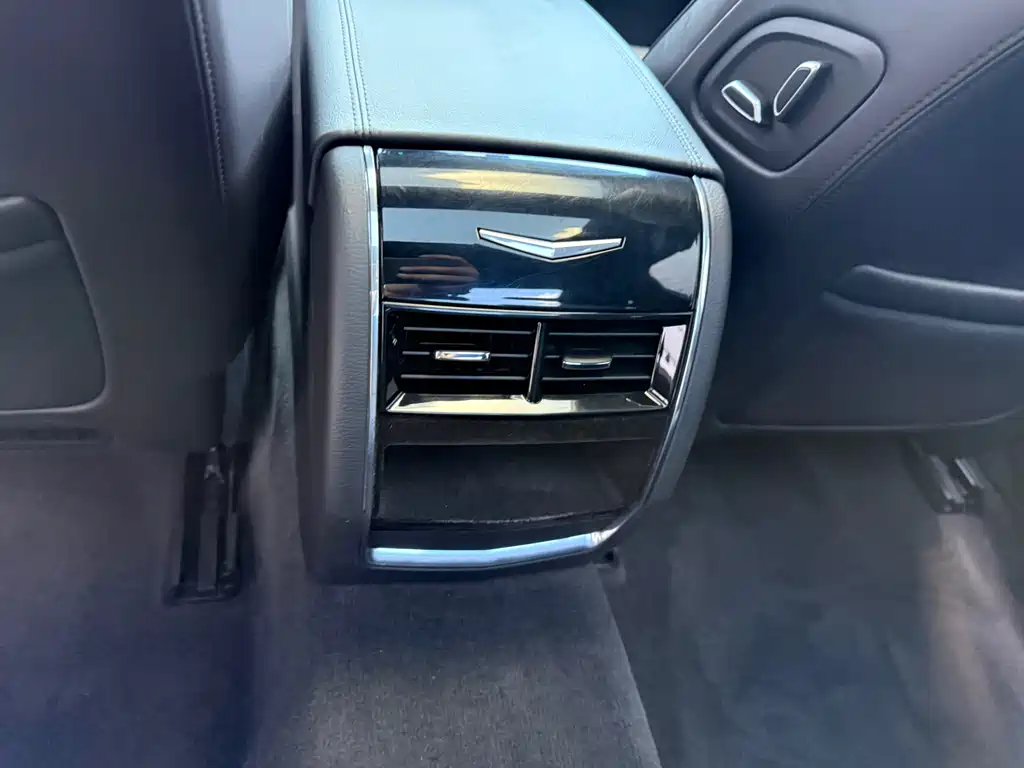 Cadillac CT6 — фото 34