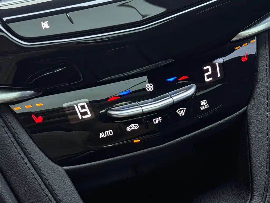 Cadillac XT5 — фото 10
