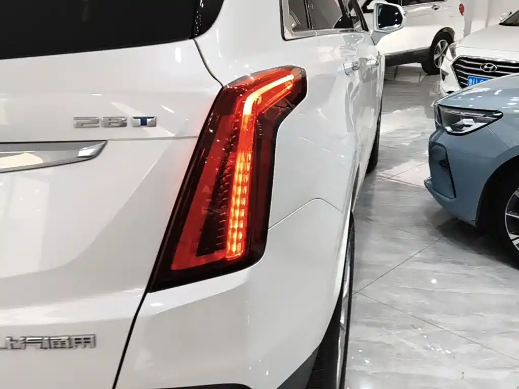 Cadillac XT5 — фото 8