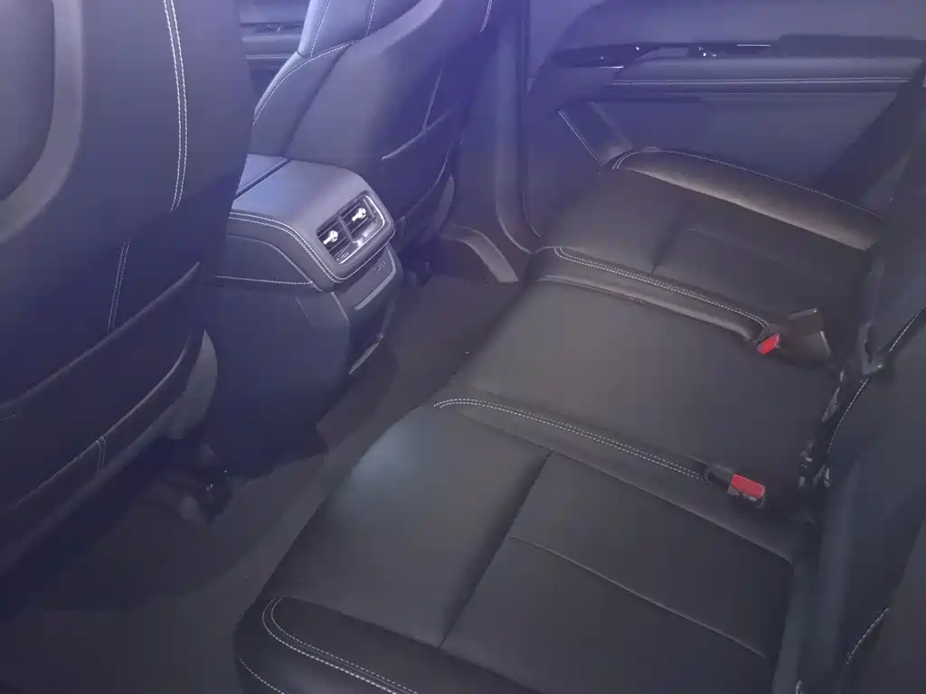 Cadillac XT5 — фото 15