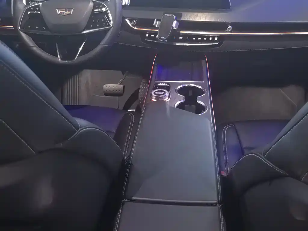Cadillac XT5 — фото 10