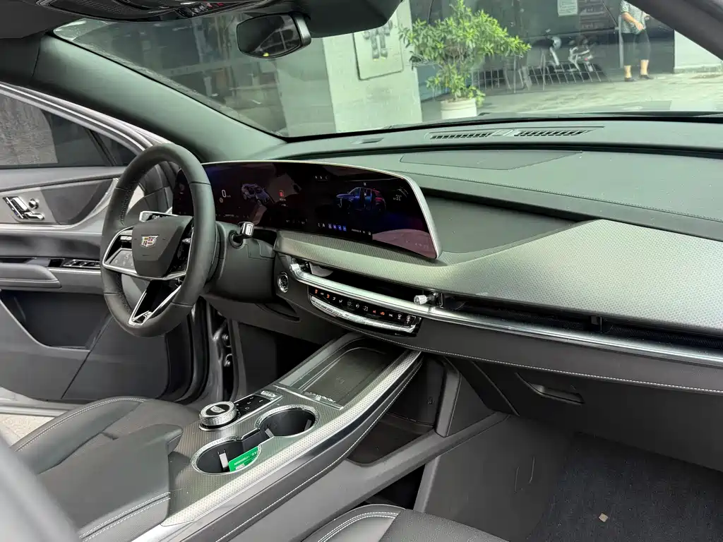 Cadillac XT5 — фото 8