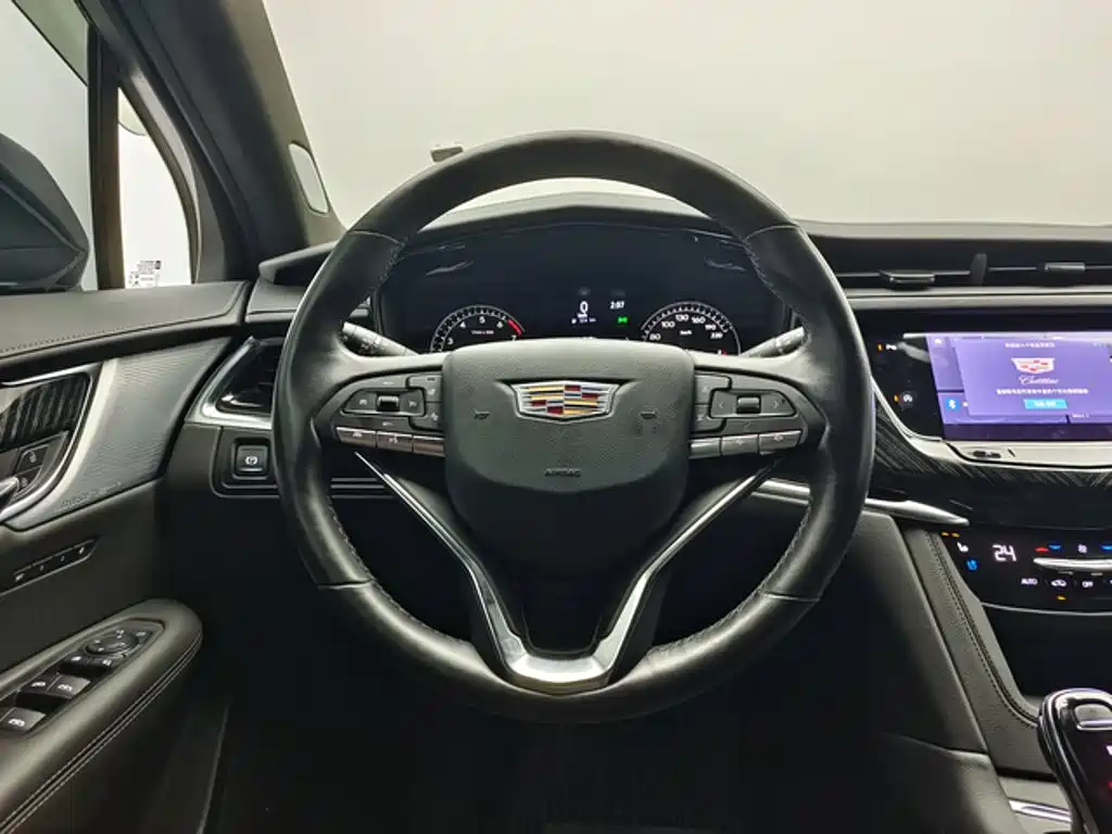 Cadillac XT6 — фото 10