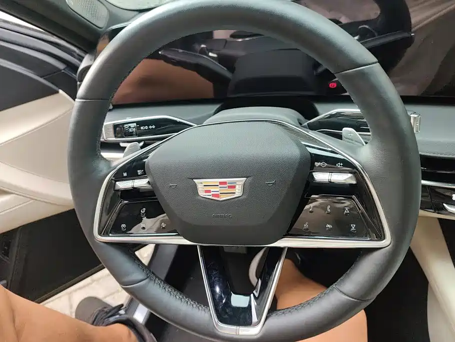 Cadillac CT6 — фото 15