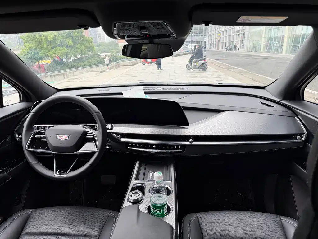 Cadillac XT5 — фото 11