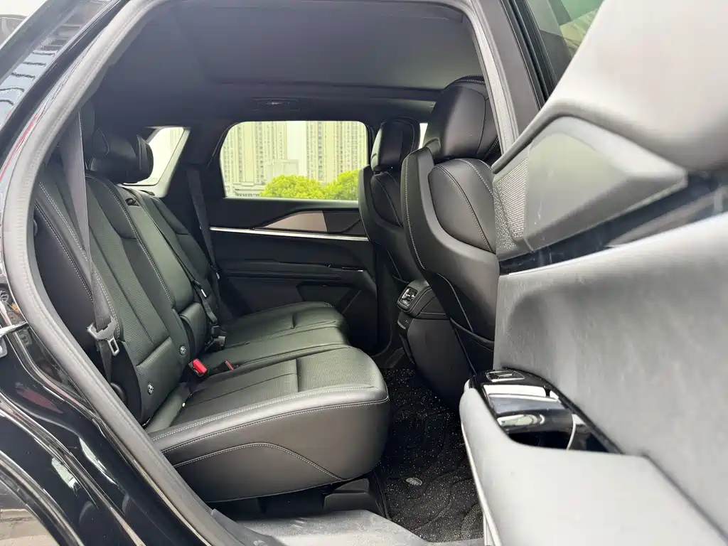 Cadillac XT5 — фото 14