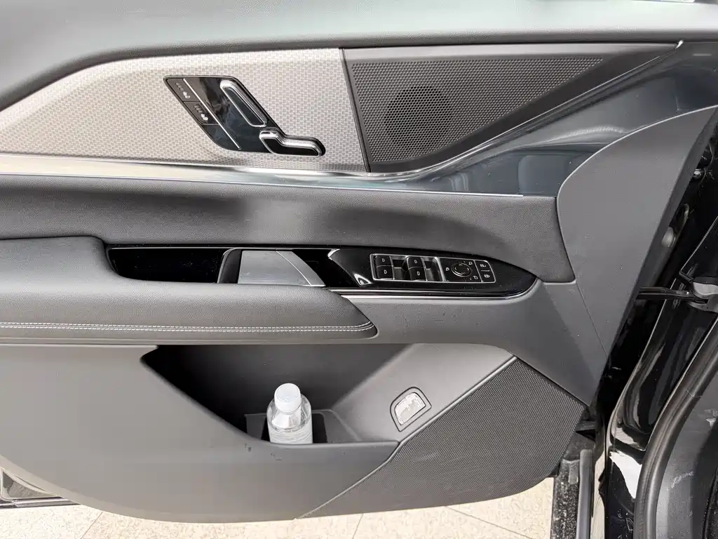 Cadillac XT5 — фото 17