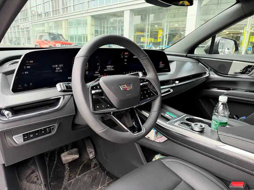 Cadillac XT5 — фото 18