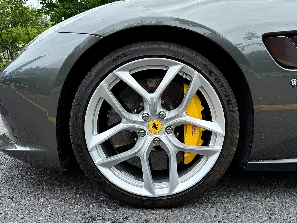 Ferrari GTC4Lusso — фото 19