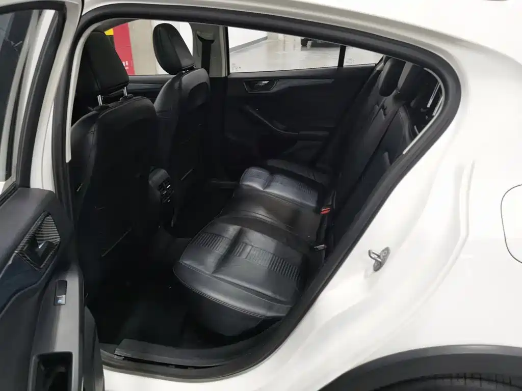 Ford Focus Active — фото 15