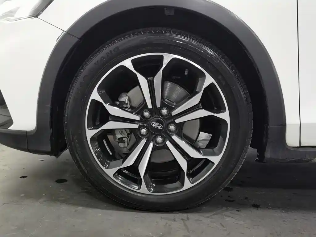Ford Focus Active — фото 17