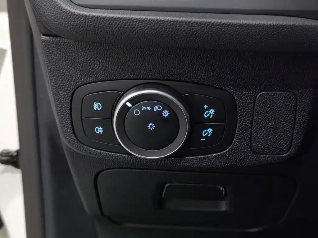 Ford Focus Active — фото 21