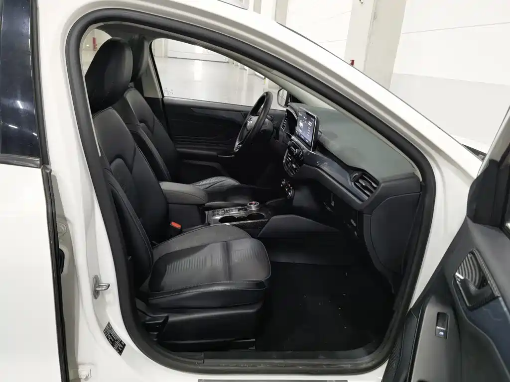 Ford Focus Active — фото 23