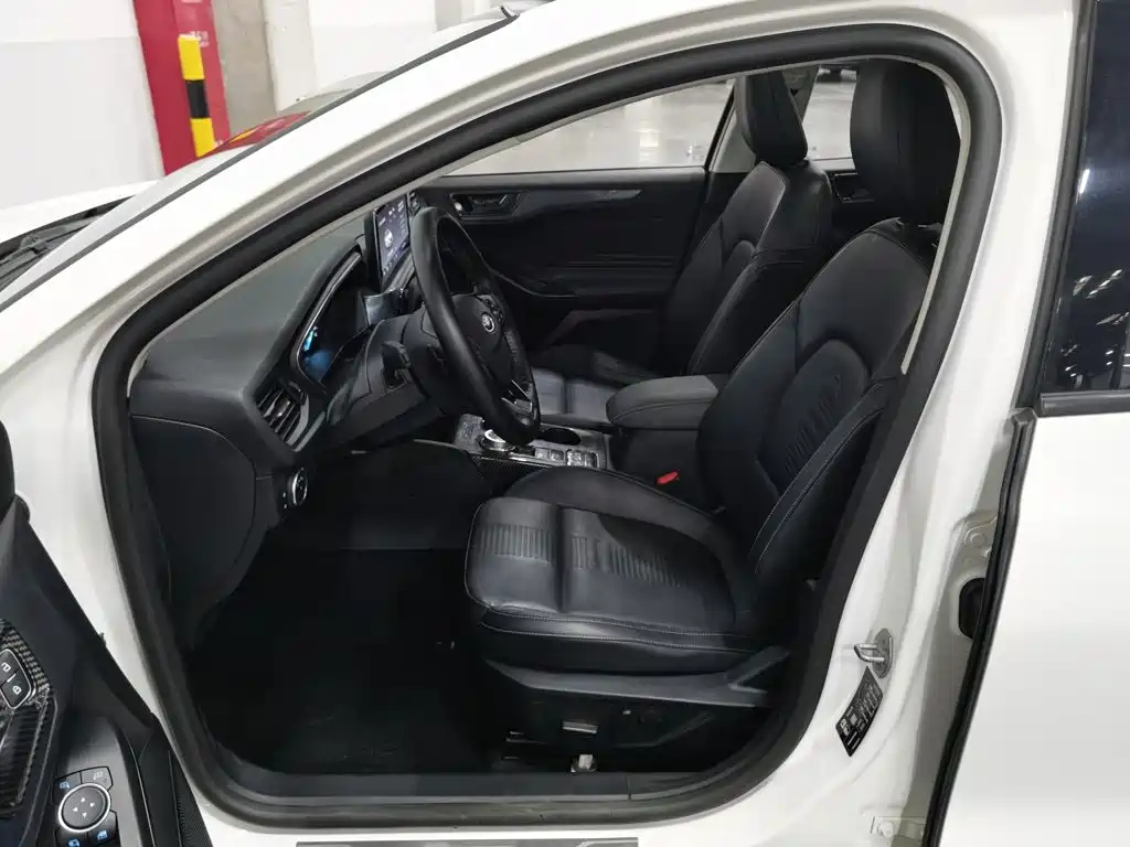 Ford Focus Active — фото 10