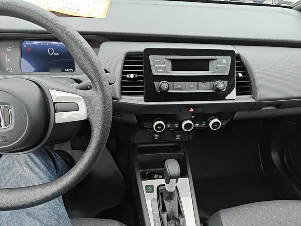 Honda Fit — фото 10