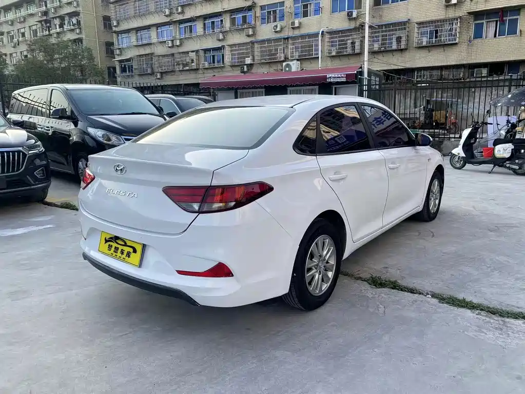 Hyundai Elantra — фото 3