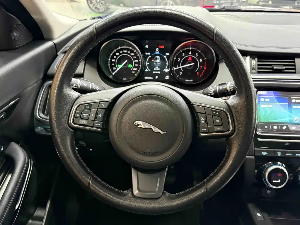 Jaguar E-PACE — фото 3