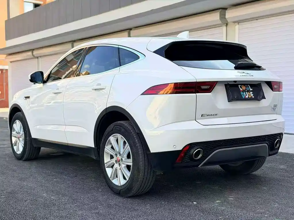 Jaguar E-PACE — фото 9