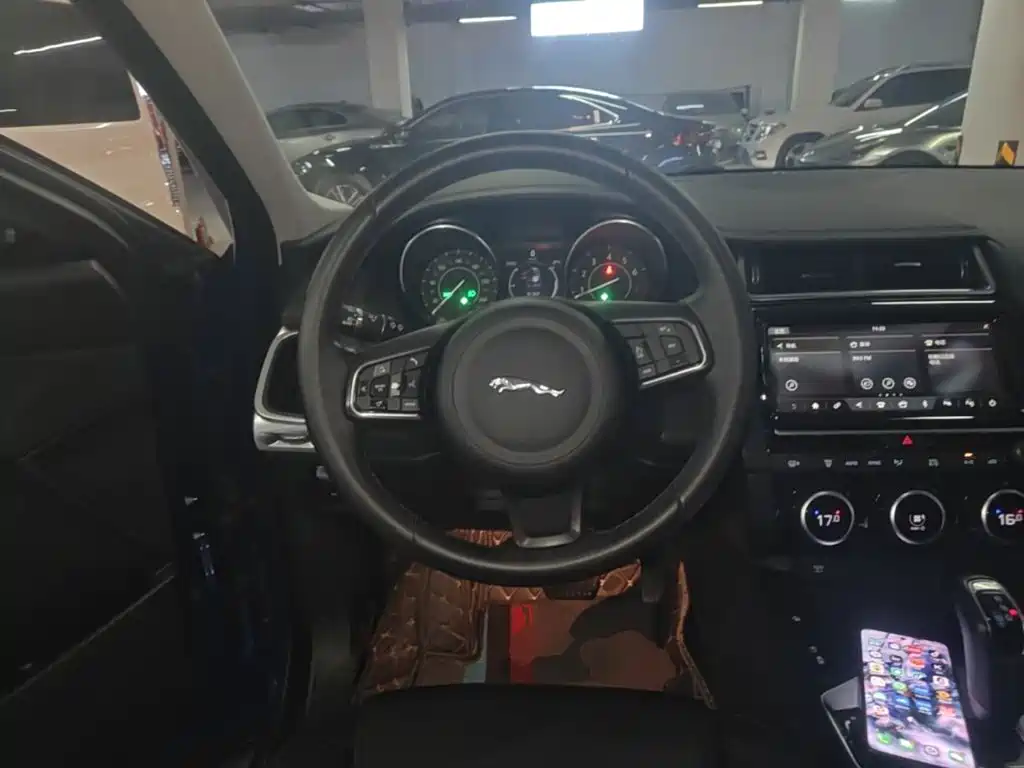 Jaguar E-PACE — фото 11
