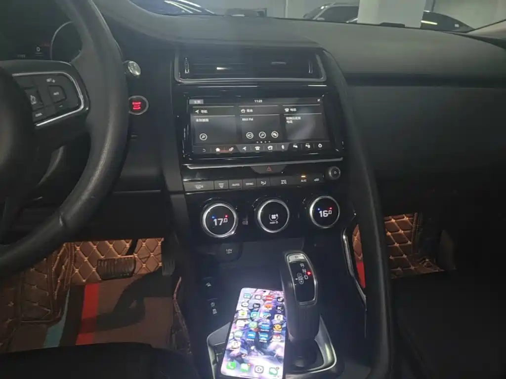 Jaguar E-PACE — фото 13