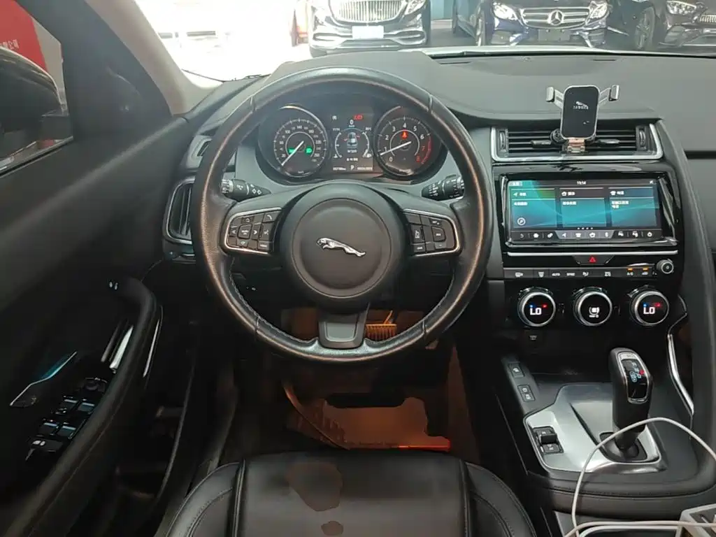 Jaguar E-PACE — фото 11