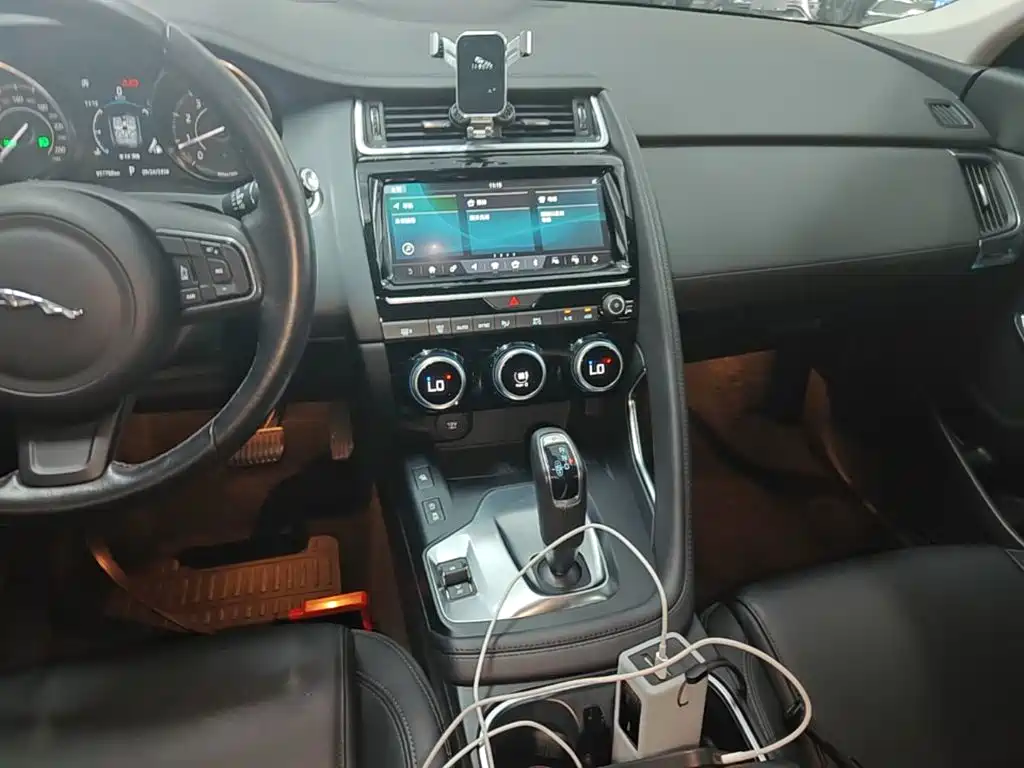 Jaguar E-PACE — фото 13