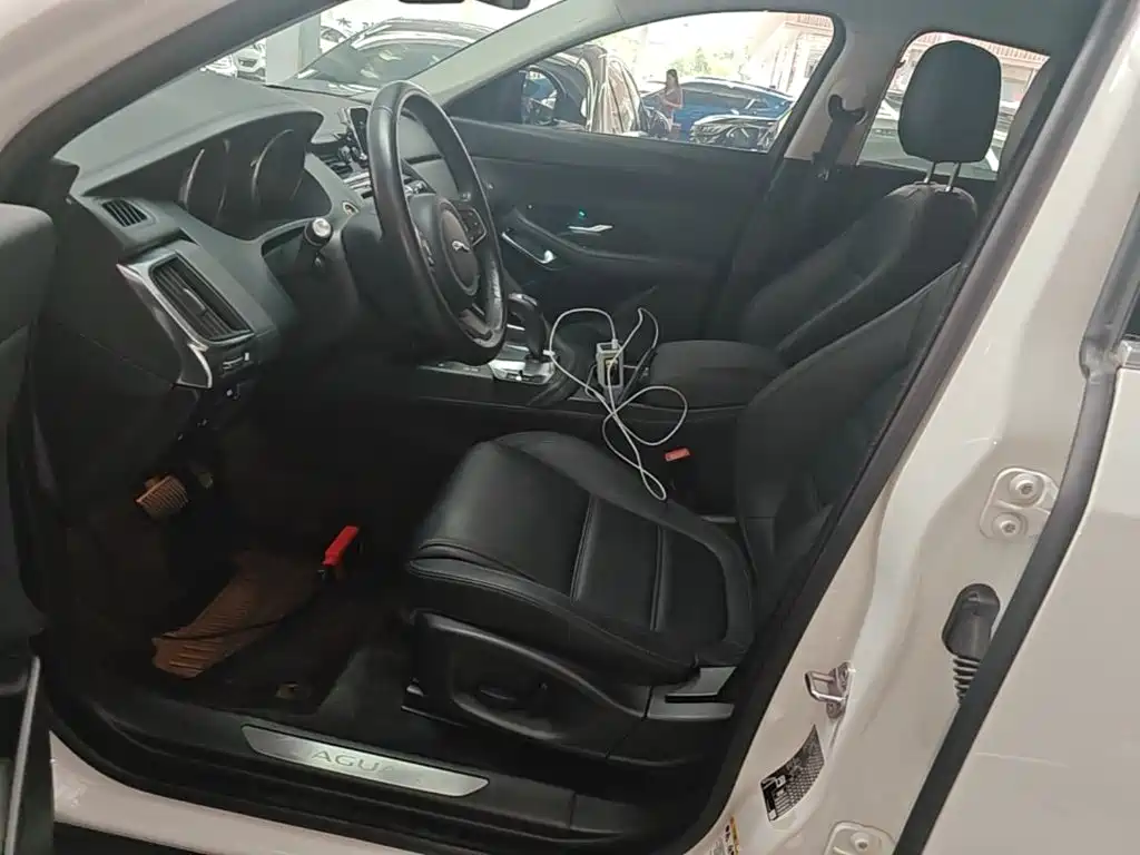 Jaguar E-PACE — фото 15