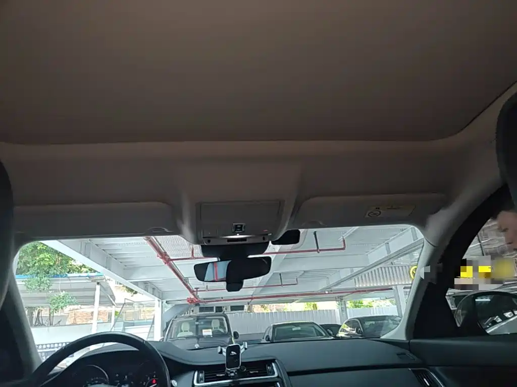 Jaguar E-PACE — фото 18