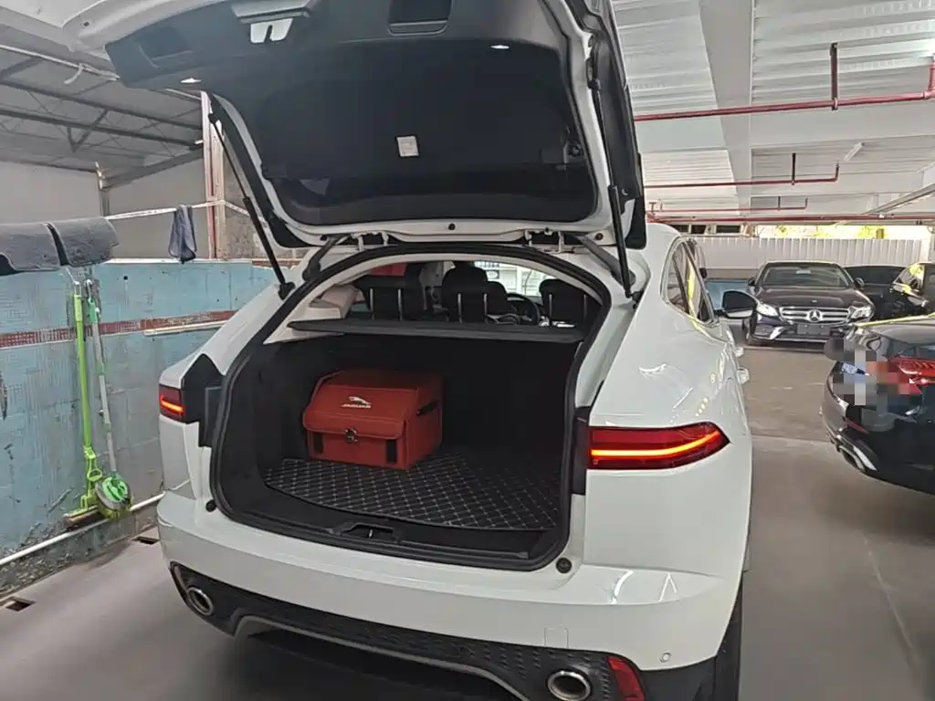 Jaguar E-PACE — фото 19