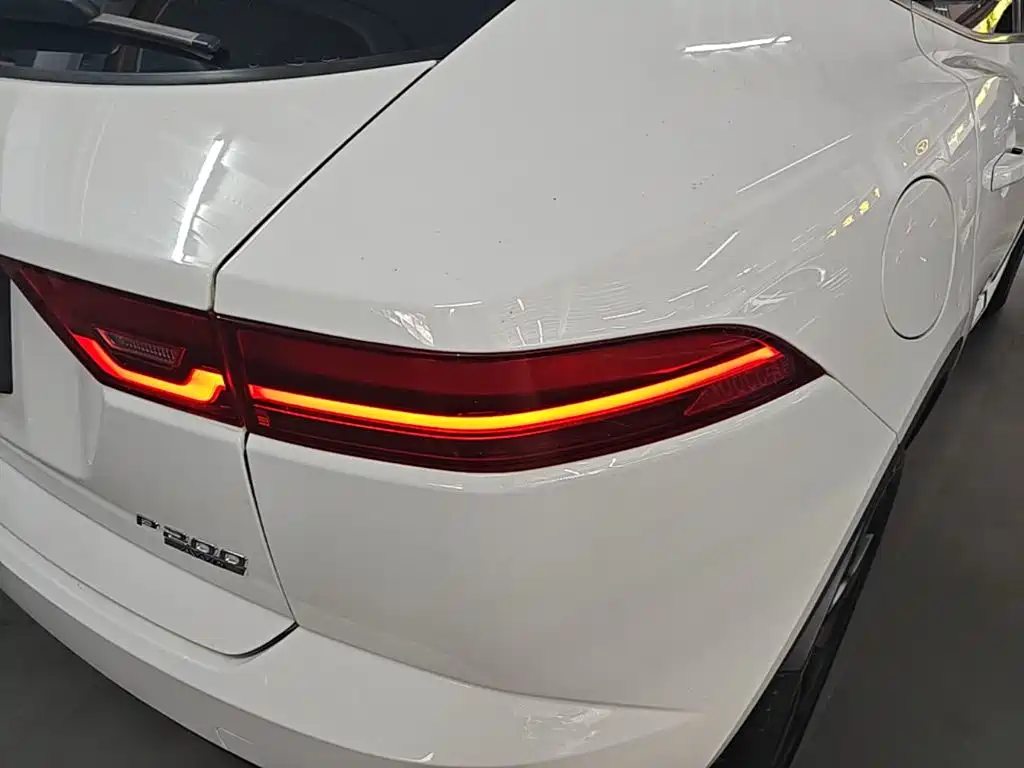 Jaguar E-PACE — фото 8