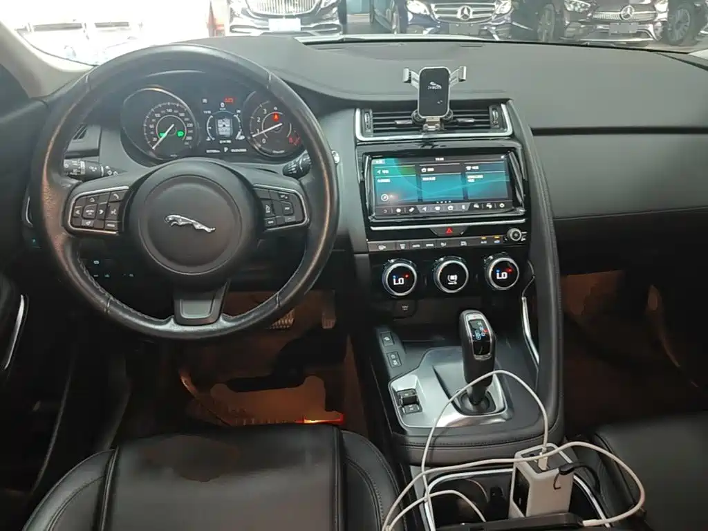 Jaguar E-PACE — фото 10