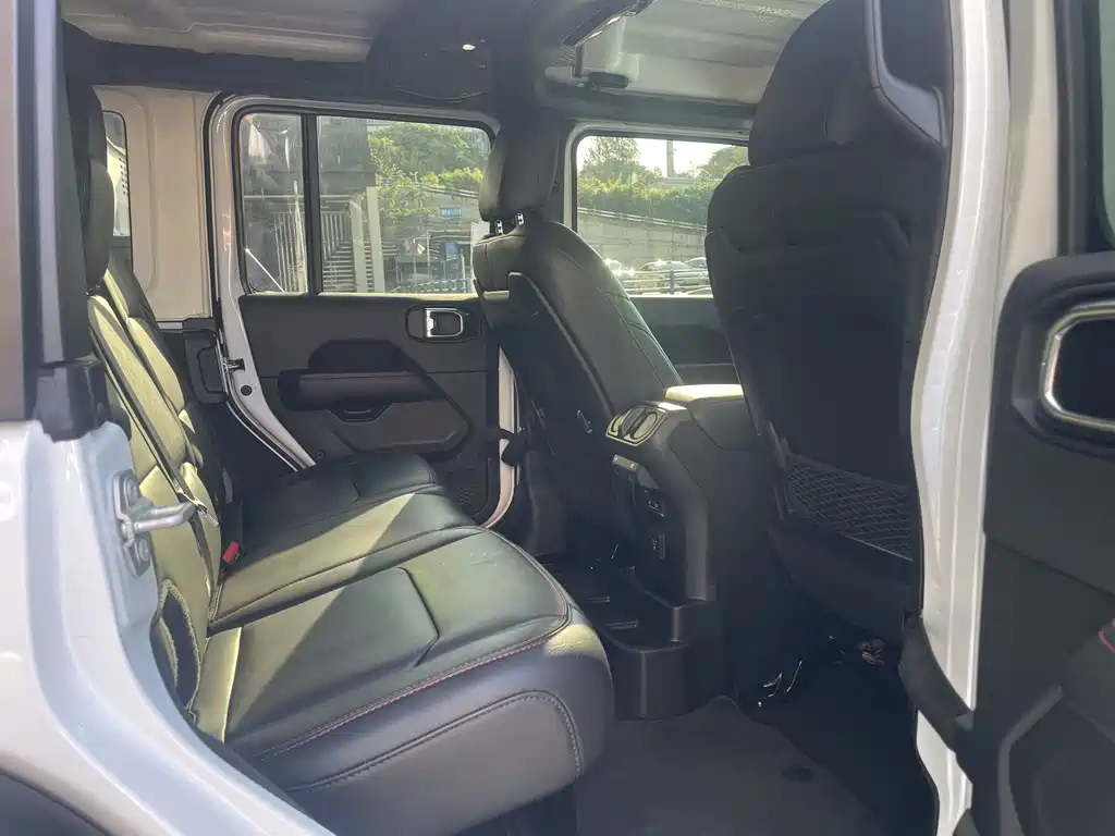 Jeep Wrangler — фото 9