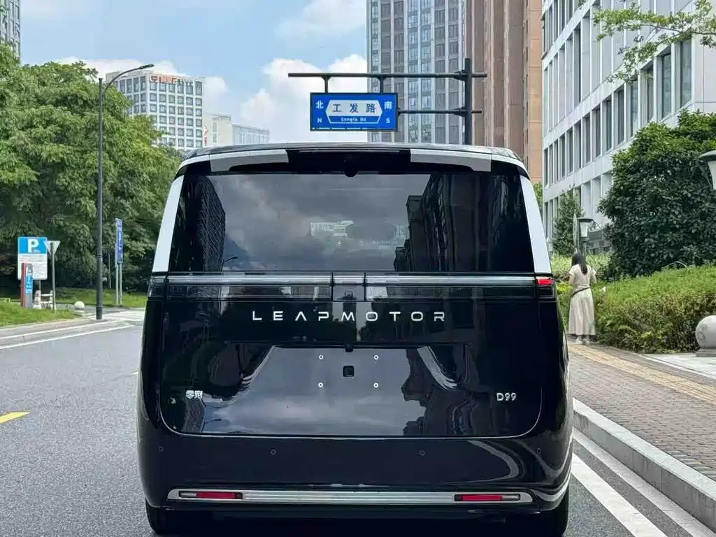 Leapmotor Leapmotor D99 — фото 9