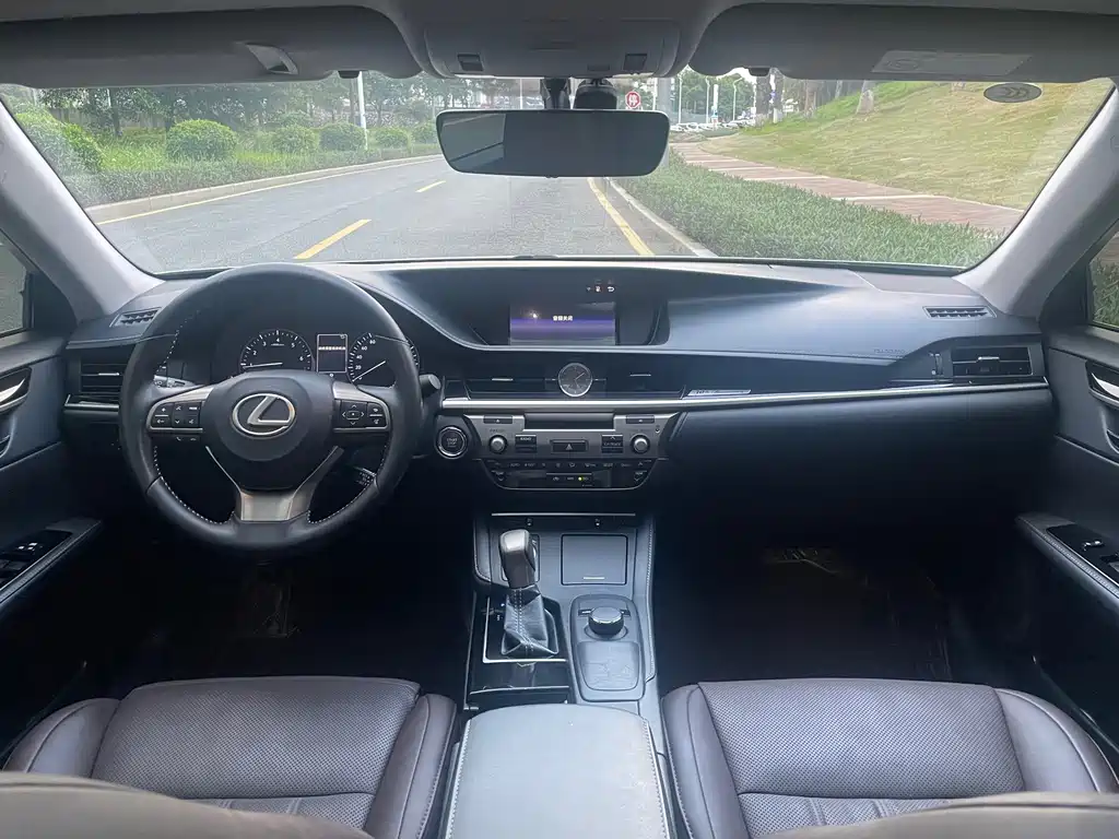 Lexus ES — фото 8