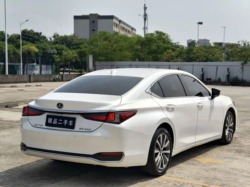 Lexus ES — фото 10