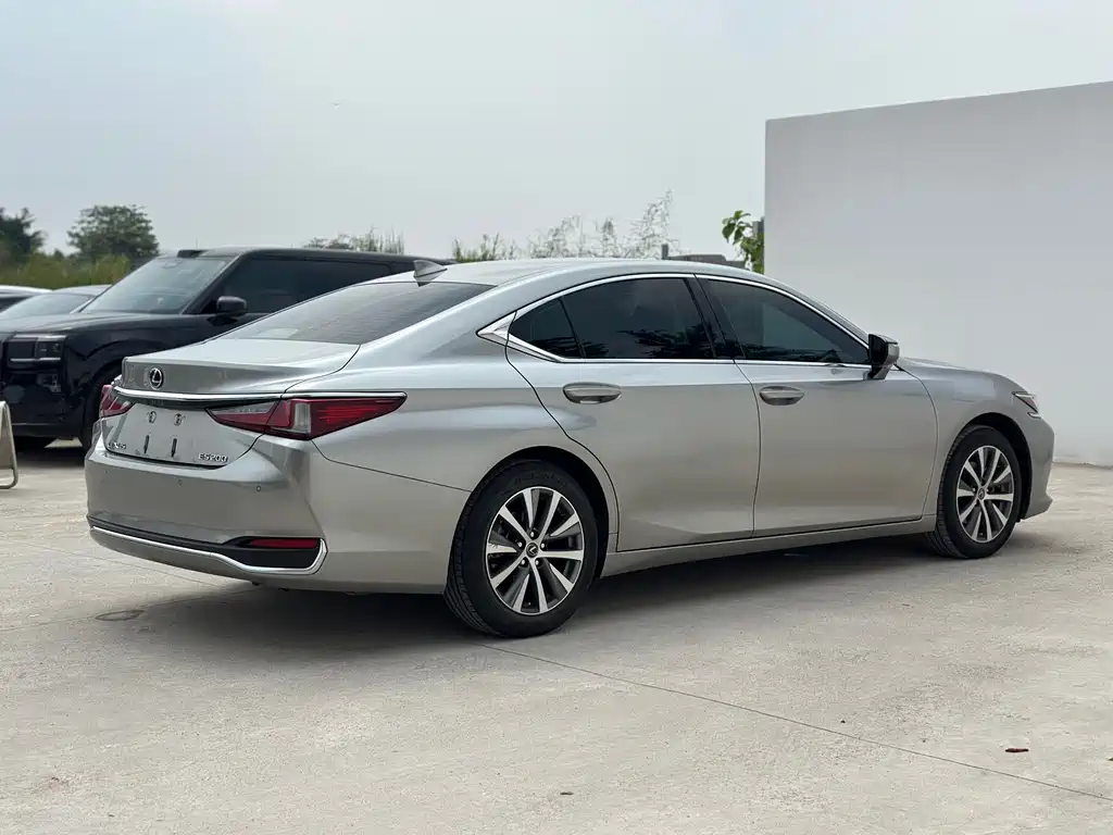 Lexus ES — фото 16
