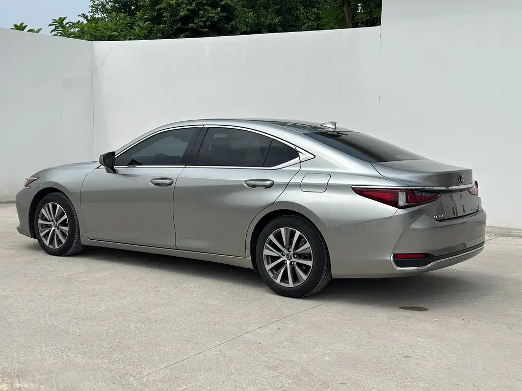 Lexus ES — фото 18