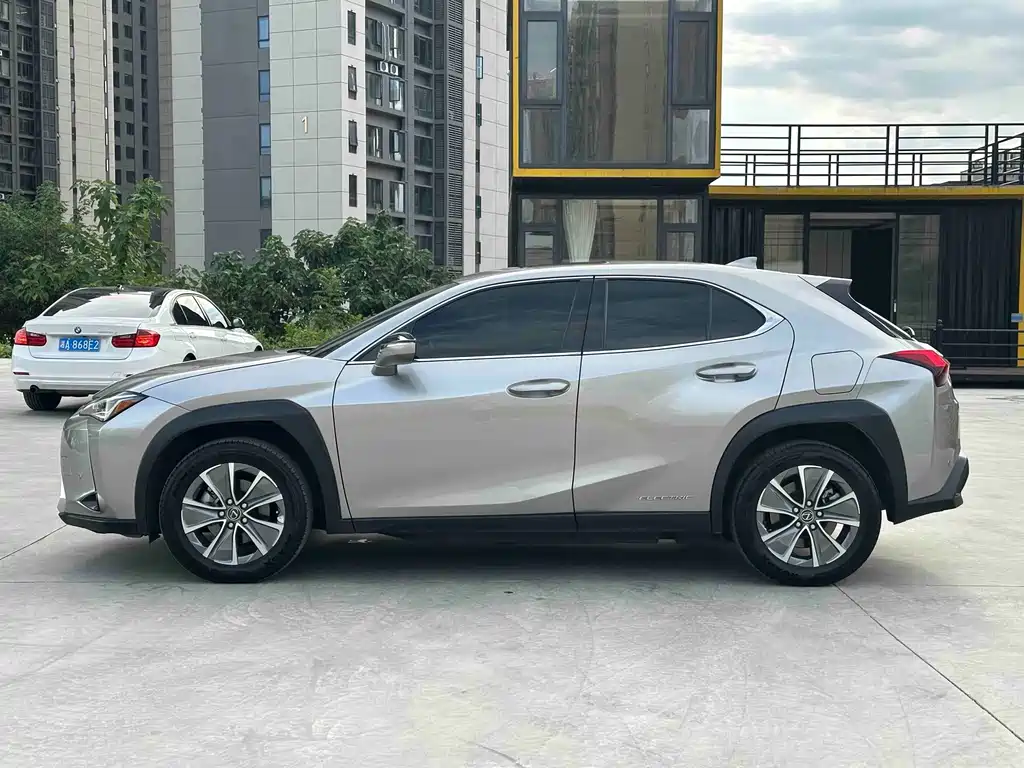 Lexus UX New Energy — фото 7