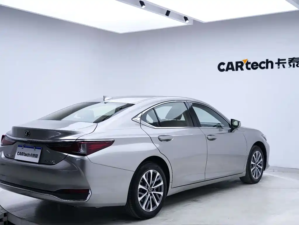 Lexus ES — фото 11